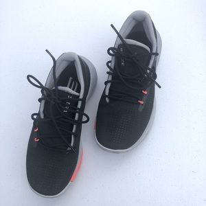 Boys basketball sneaker